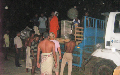 Ein Container mit Hilfsgütern kommt endlich bei den Kindern in Sri Lanka an